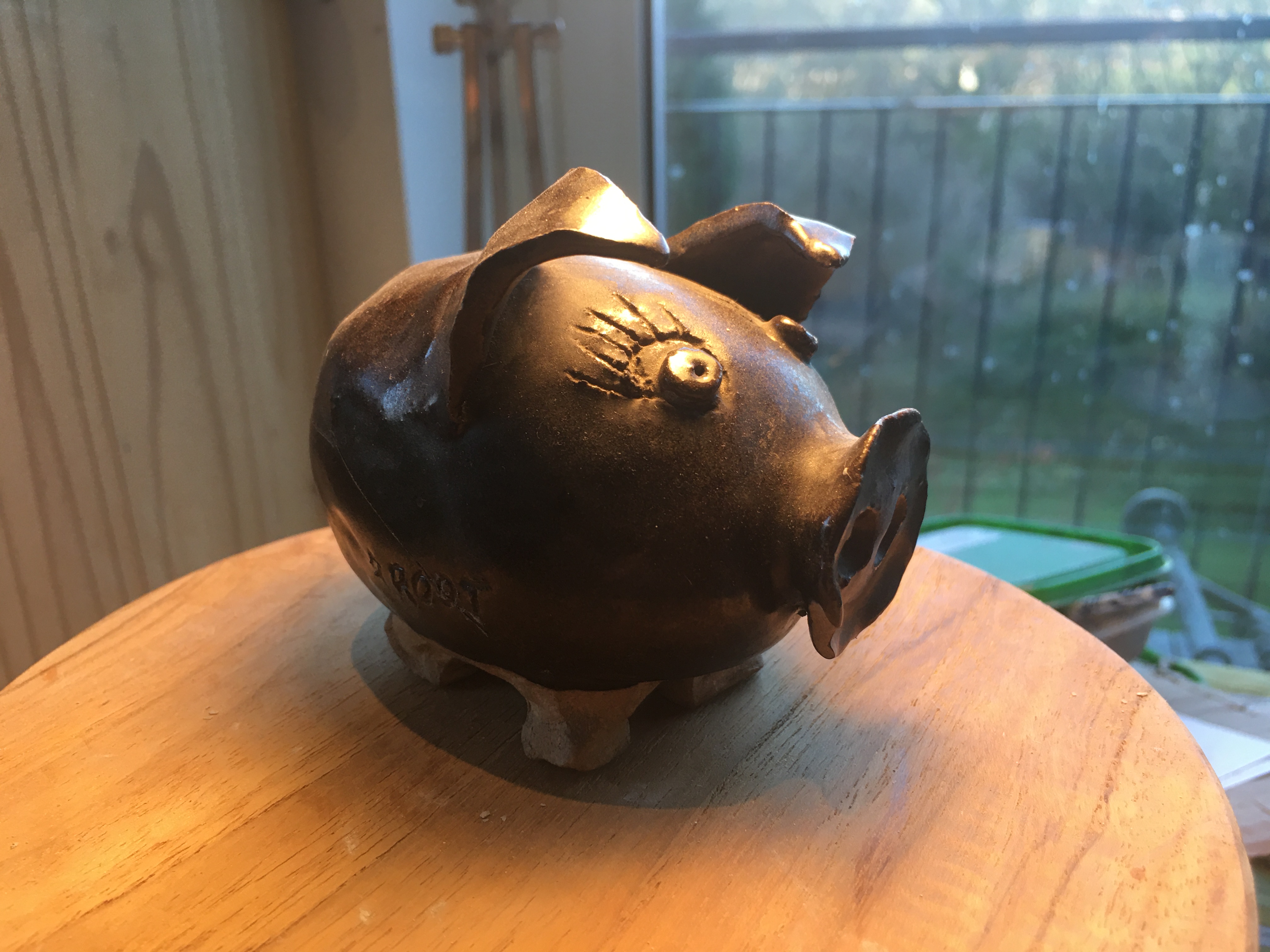 Pinch pot pig