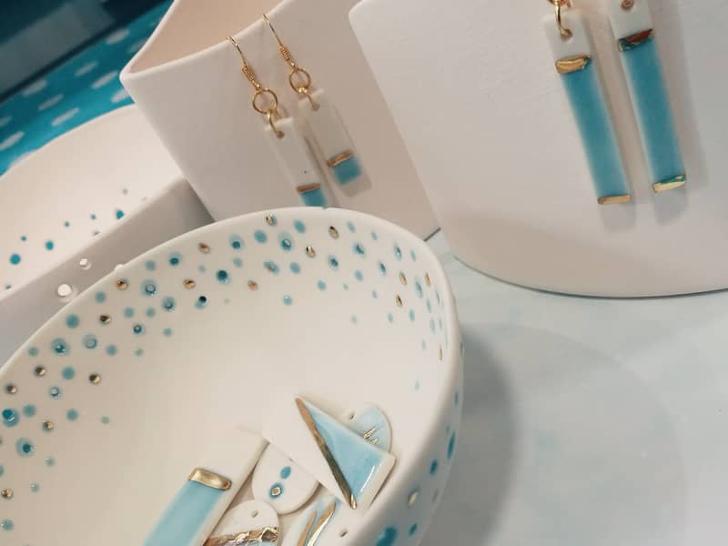 Selection of porcelain bowls and jewellery