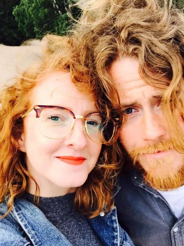 Hi This is me on the left, Im Amanda and I currently live in Manchester