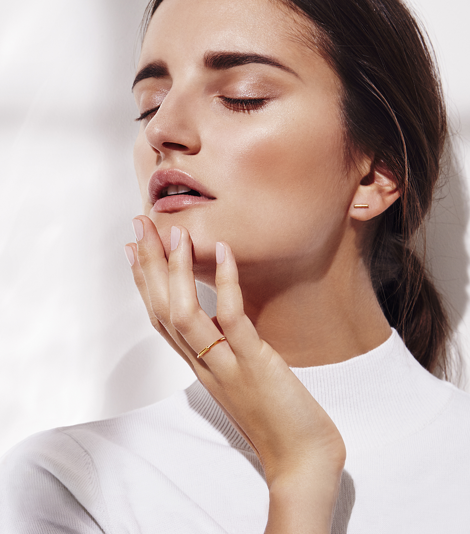 Minimal gold jewellery