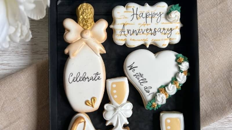 iced biscuit gift box for anniversary