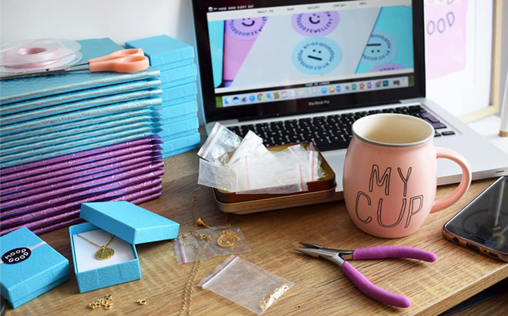 Good Daze Jewellery Desk with Mug and Pliers