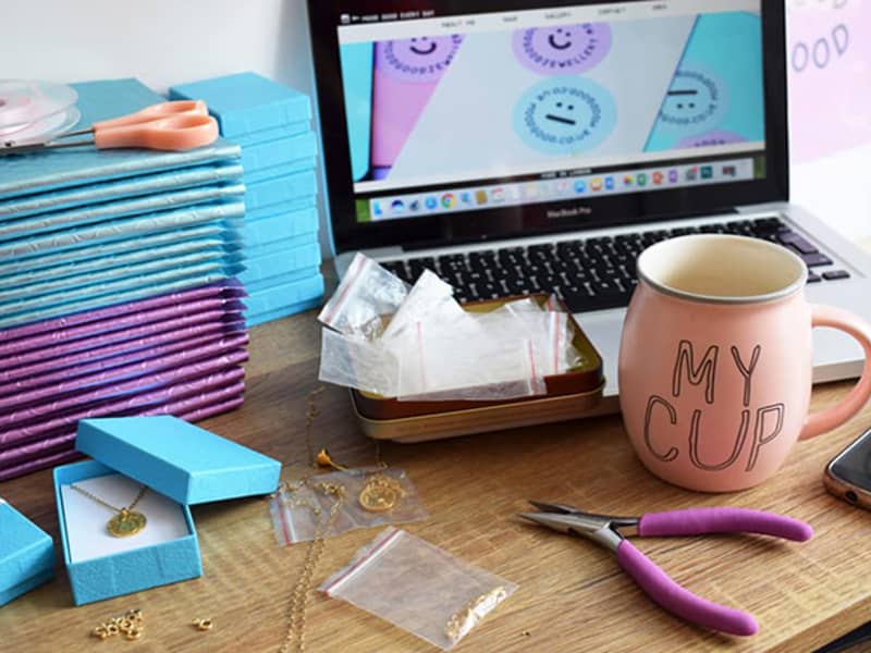 Good Daze Jewellery Desk with Mug and Pliers