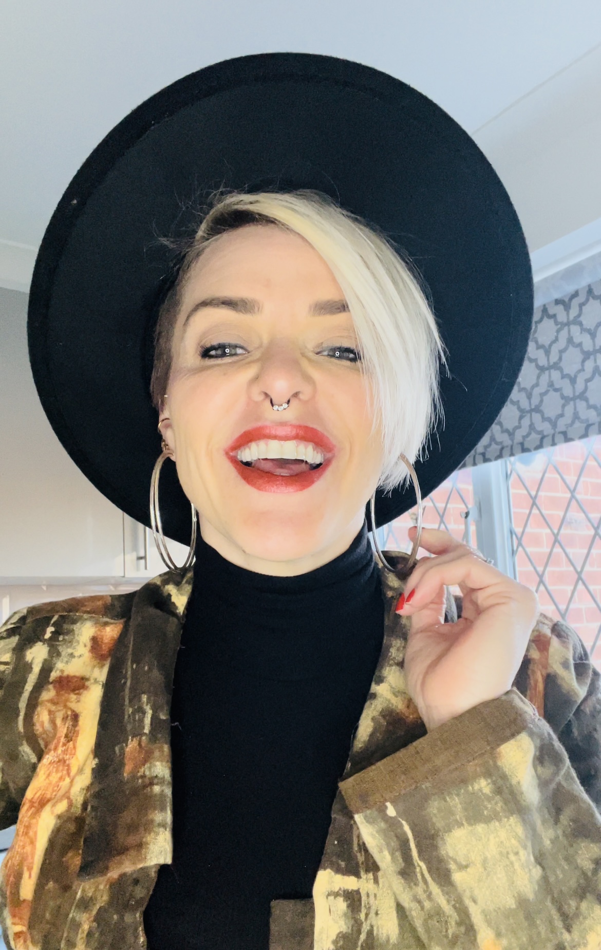 I'm Essjay Hartshorn a skin specialist for over 20yrs. I have create Bomonde Mineral Makeup with you and your skin health in mind