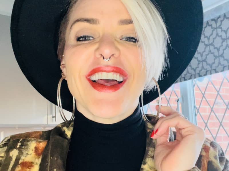 I'm Essjay Hartshorn a skin specialist for over 20yrs. I have create Bomonde Mineral Makeup with you and your skin health in mind