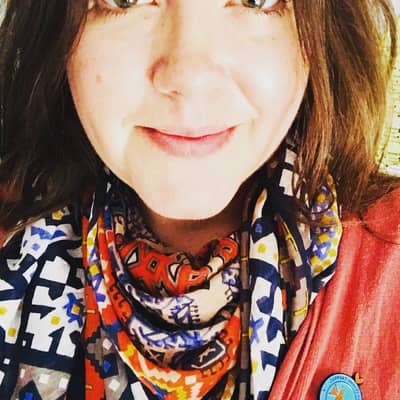 Head shot of Laura, owner of Queen Bee Wishes