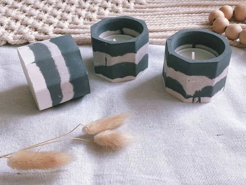 Black and sand coloured tealight holders, dried grass and wooden beads.
