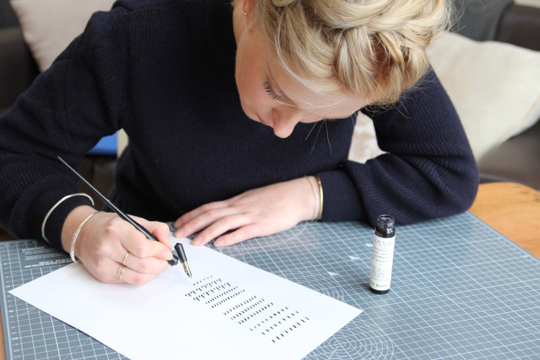 A L'aise Calligraphy 