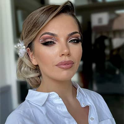 Roxana, a confident individual with a warm smile and thoughtful gaze, exuding a friendly and approachable presence.