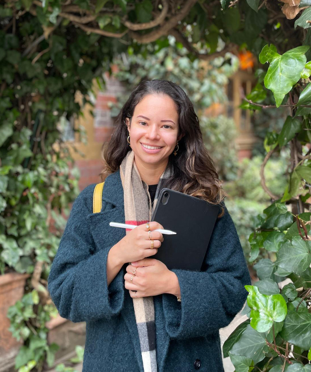 Portrait of Vero Illustrates holding an iPad