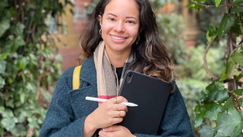 Portrait of Vero Illustrates holding an iPad