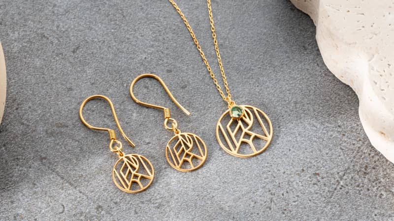 UNIQUE NECKLACE AND EARRINGS