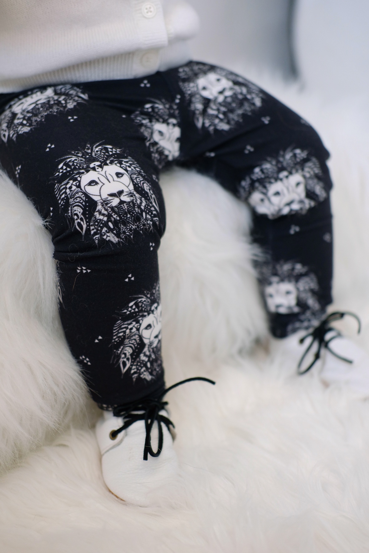 Baby leggings with lion noir print jersey. monochrome.