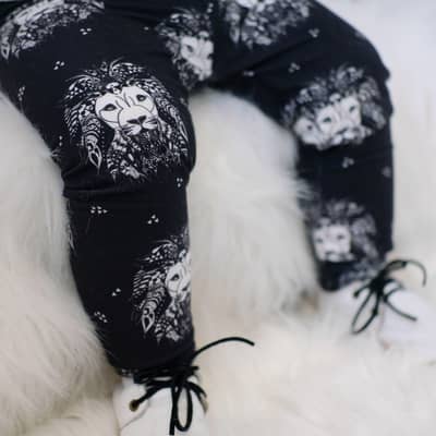 Baby leggings with lion noir print jersey. monochrome.
