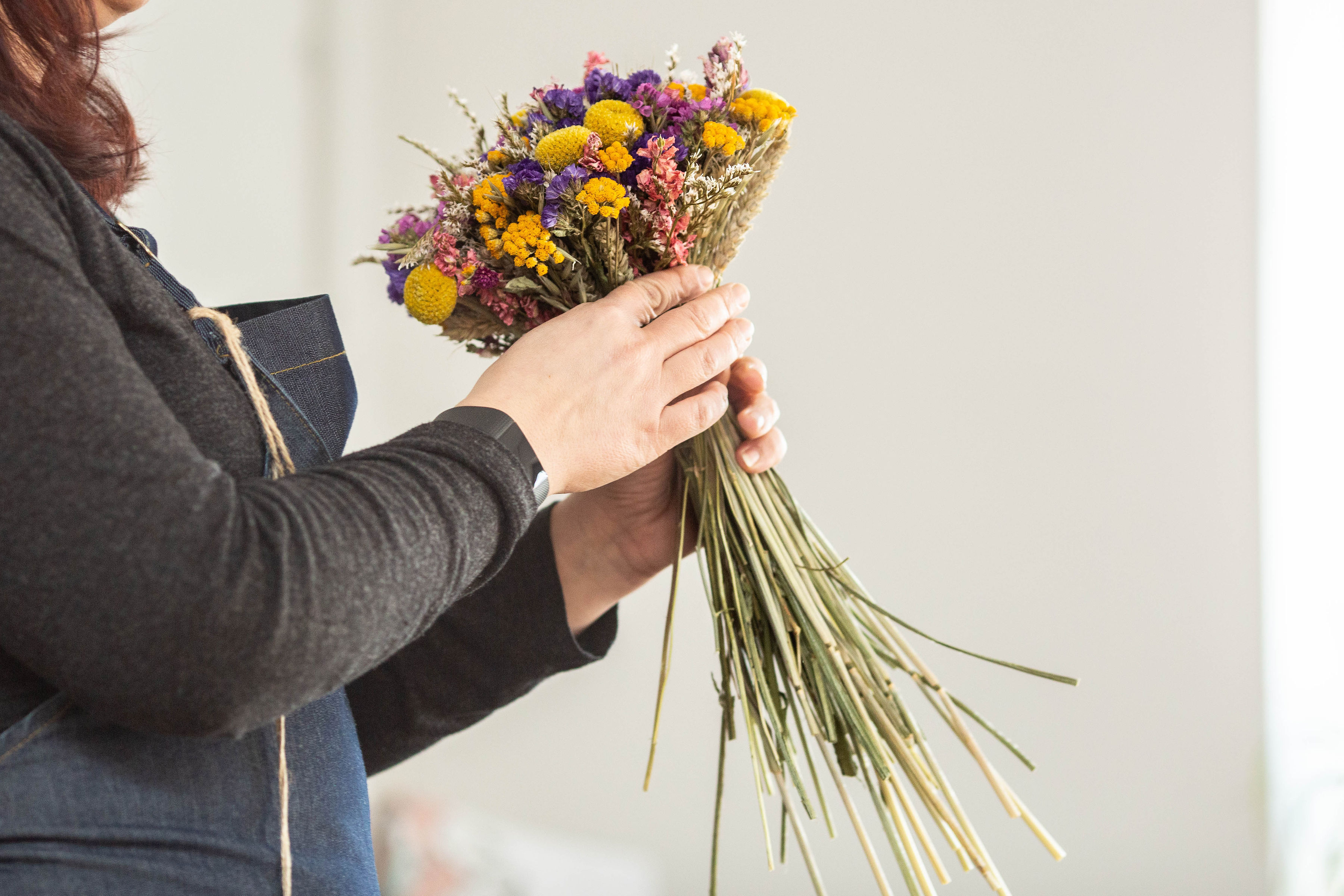 Making a dried flower bouquet