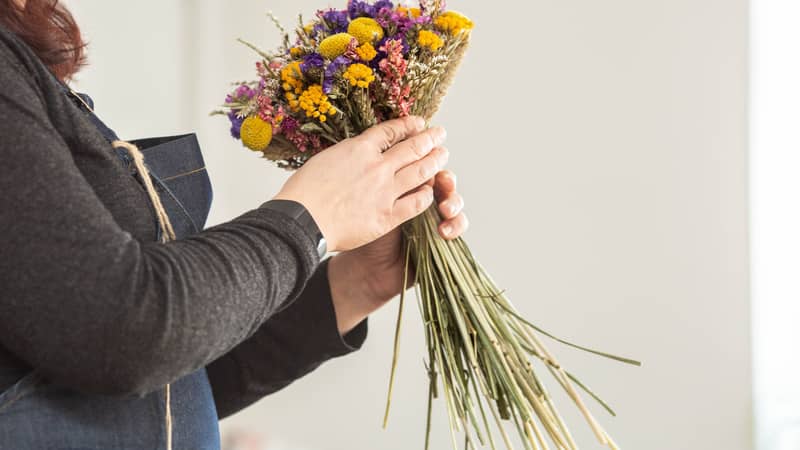 Making a dried flower bouquet