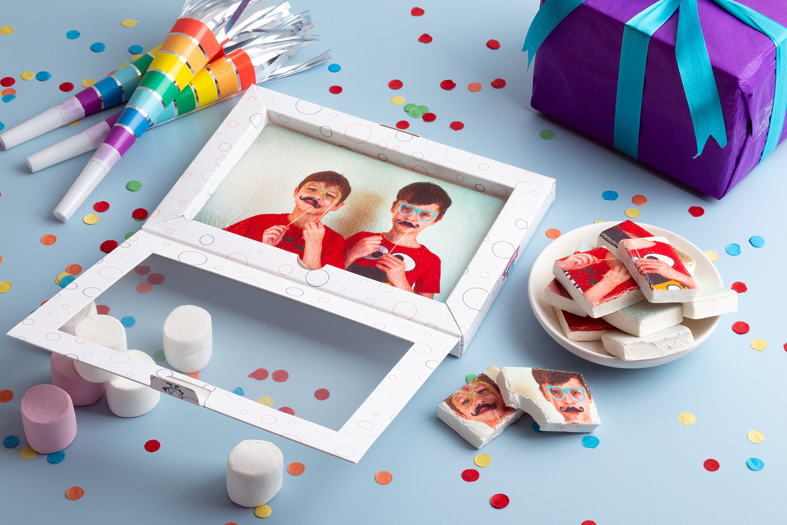 Photo Mallow with open window on box