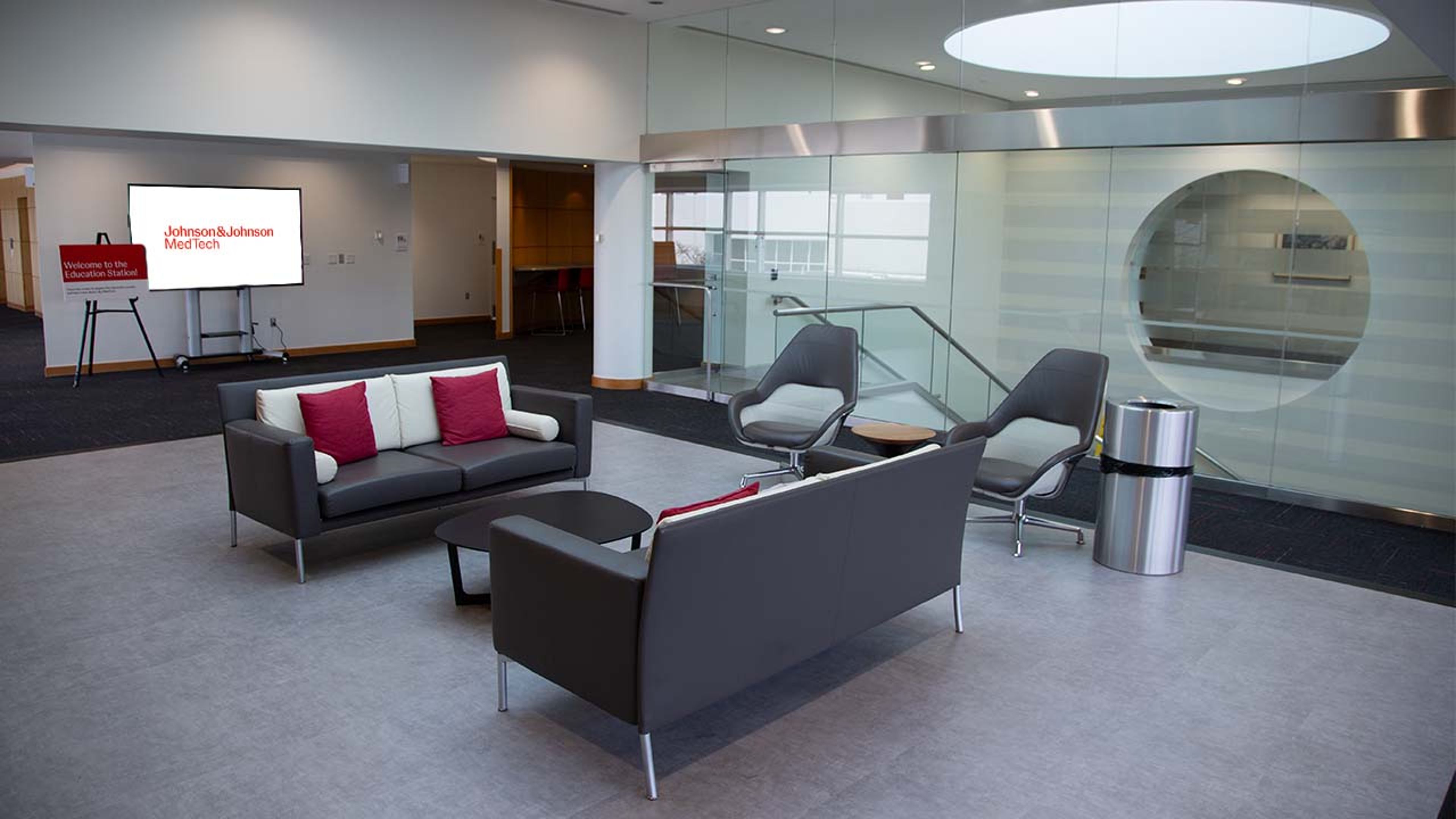 Guest seating in the Johnson & Johnson Institute facility location in Cincinnati, Ohio