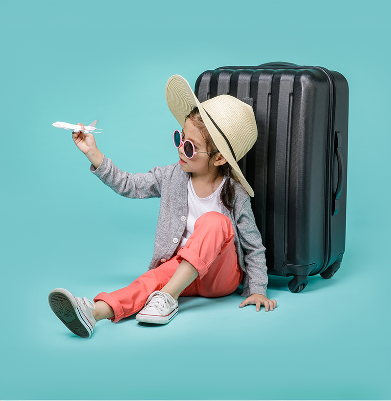 Niña jugando con un avión.