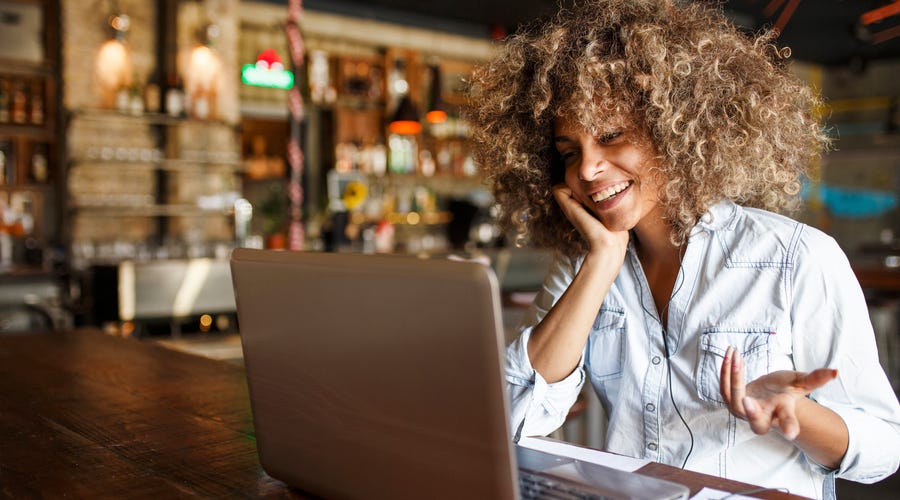 Girl learining english vocabulary online.