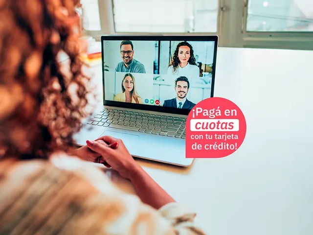 Reunión virtual o videollamada por medio de una laptop .