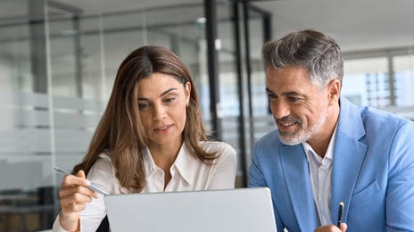 Dos personas en una reunión de trabajo.