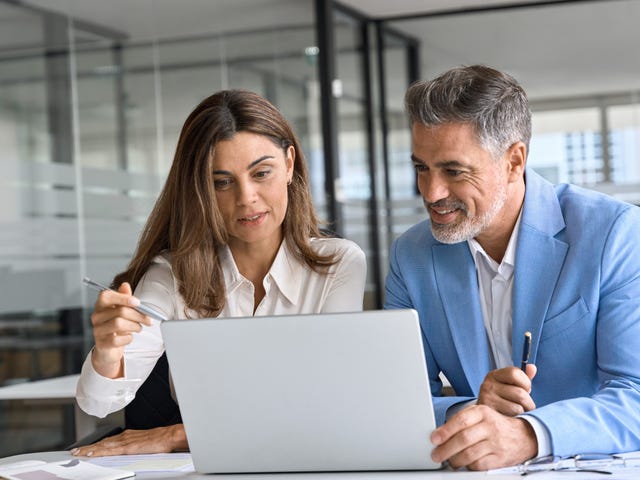 Dos personas en una reunión de trabajo.