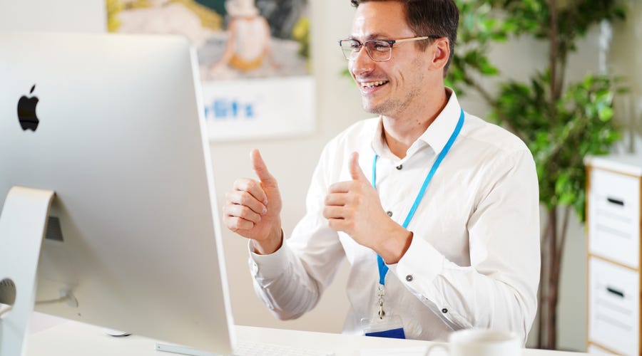 Profesor de ingles de Berlitz tomando un examen.