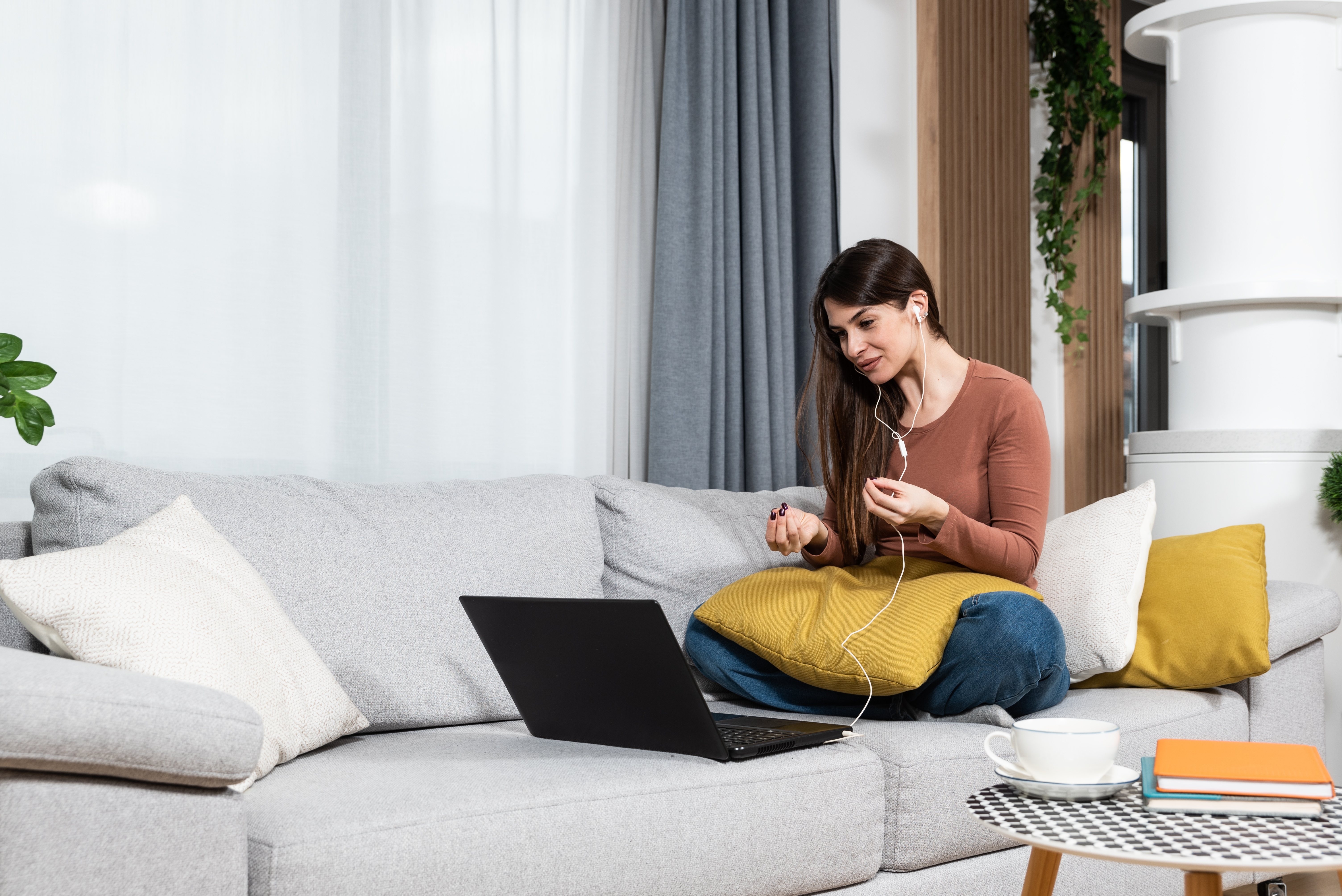 Woman with headphones taking an online language class where her instructor uses the Berlitz Method