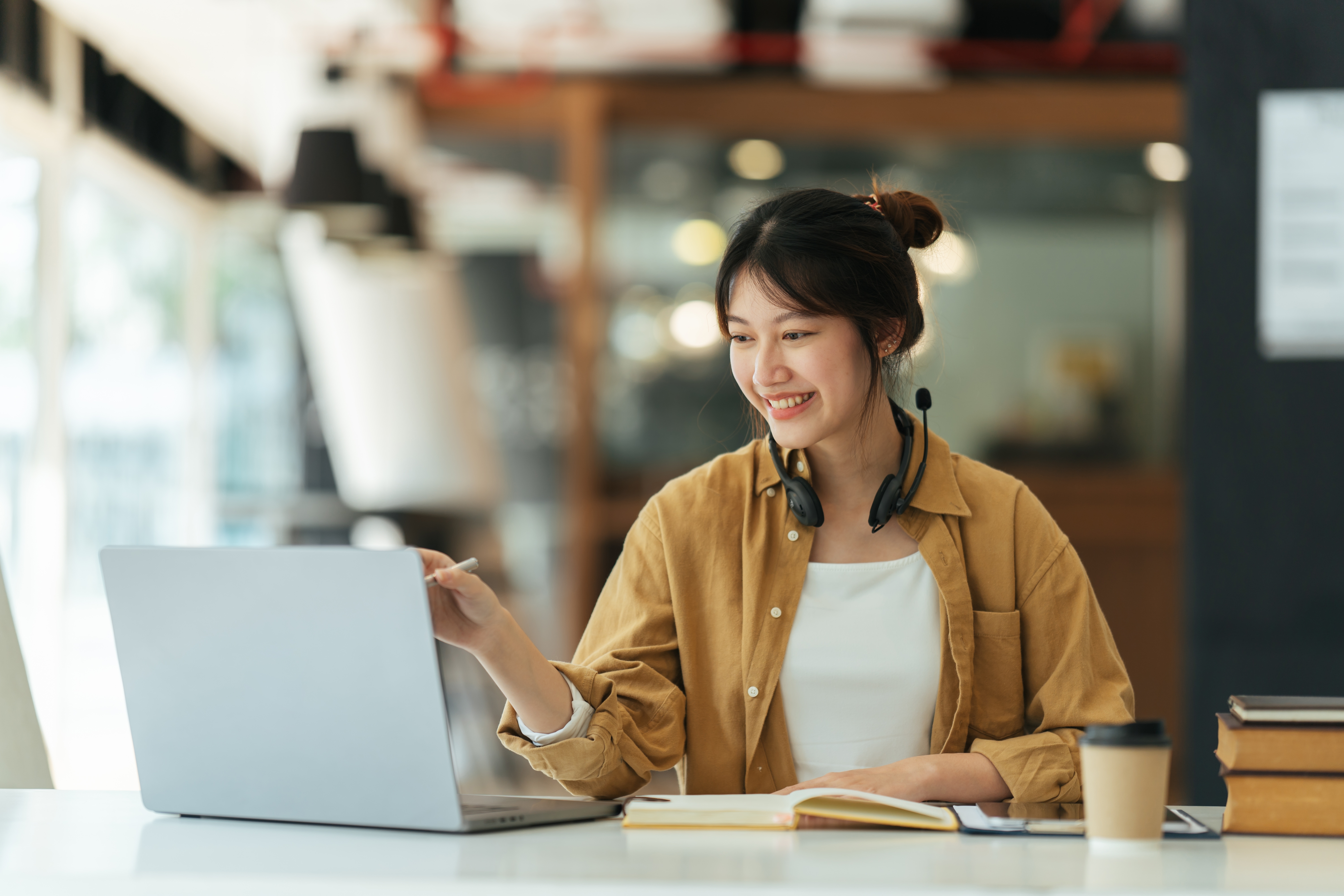 Woman talking to her instructor during a one-on-one language lesson online 