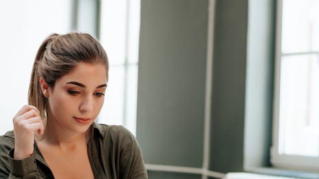 Woman in front of a laptop reading about how learning with Berlitz works