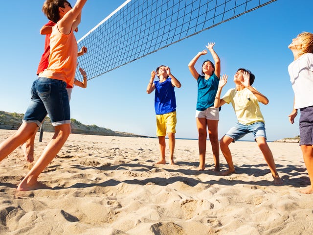 Kids playing volleyball during their international camp with Berlitz