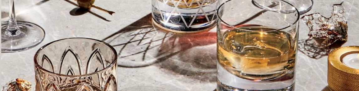 Tipos de vasos y copas en la mesa