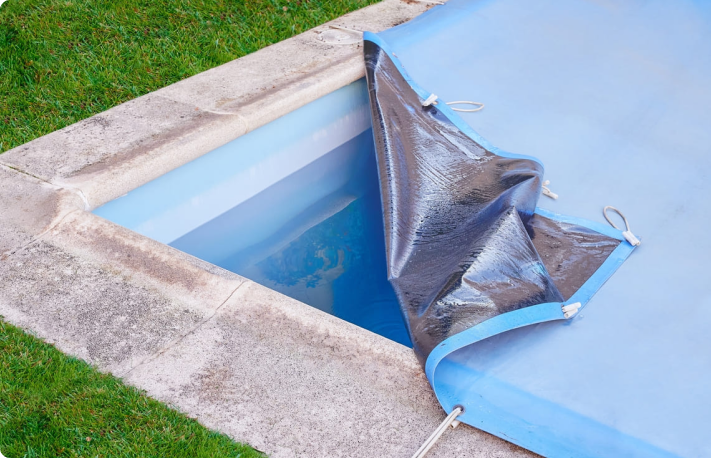 Cobertor para proteger la piscina cuando no se usa