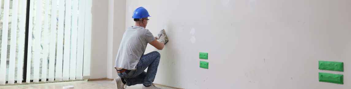 Aplicación de pasta mural antes de pintar