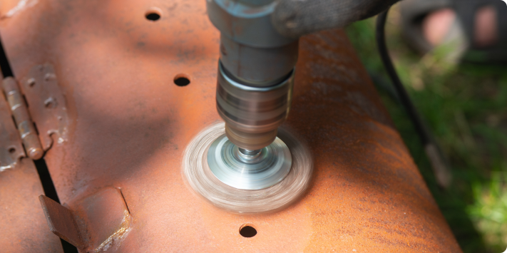 Limpieza mecánica con amoladora y cepillo metálico