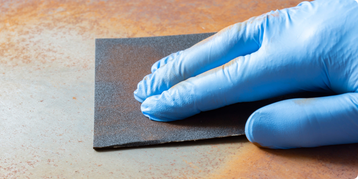 Lijado de metal para quitar óxido en zonas difíciles