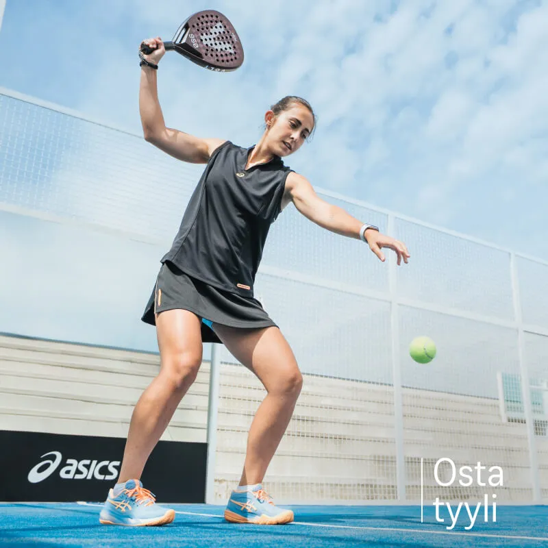 Urheilija pelaamassa padelia mustassa mekossa ja ASICSin padel-kengissä