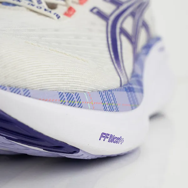 Eilish McColgan - close up on shoe sole