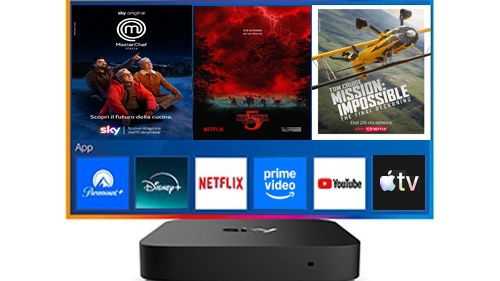 immagine che mostra il decoder sky con dietro la schermata di una TV, al cui interno ci sono alcune locandine di programmi disponibili su Netflix e su Sky e alcune app di streaming disponibili sul decoder Sky: Paramount+, Disney+, Netflix, Prime Video, YouTube, Apple TV+