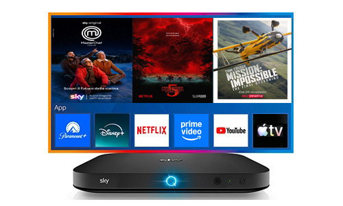 immagine che mostra il decoder sky con dietro la schermata di una TV, al cui interno ci sono alcune locandine di programmi disponibili su Netflix e su Sky: Joker, Squid Game 3 e And just like that ed alcune app di streaming disponibili sul decoder Sky: Paramount+, Disney+, Netflix, Prime Video, YouTube, Apple TV+