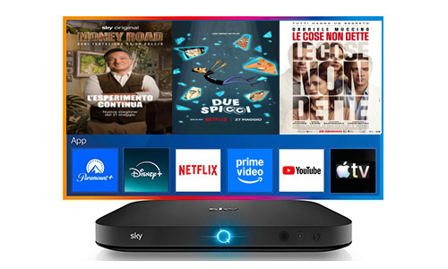 immagine che mostra il decoder sky con dietro la schermata di una TV, al cui interno ci sono alcune locandine di programmi disponibili su Netflix e su Sky: Joker, Squid Game 3 e And just like that ed alcune app di streaming disponibili sul decoder Sky: Paramount+, Disney+, Netflix, Prime Video, YouTube, Apple TV+