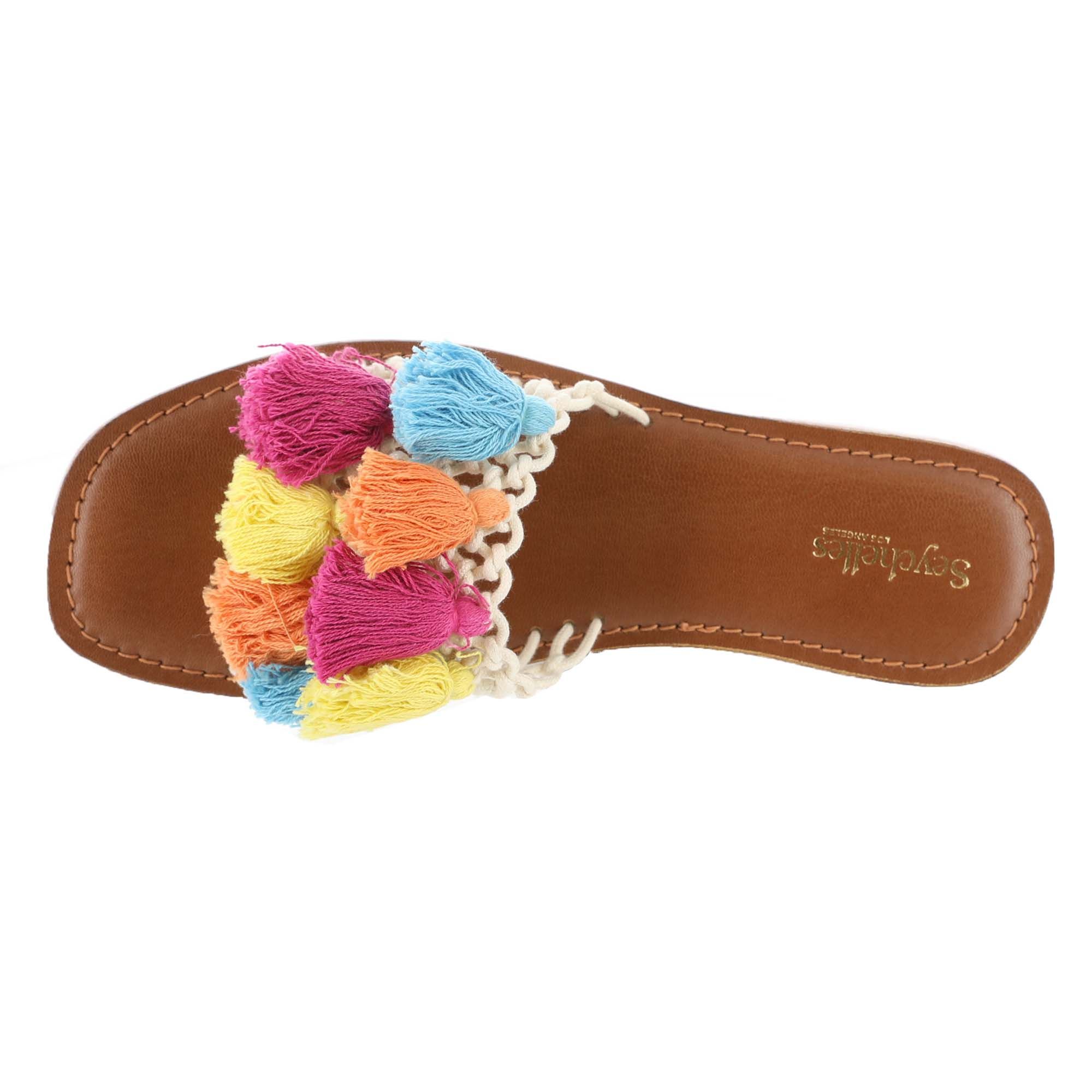 Женские сандалии с камелией на Сейшельских островах