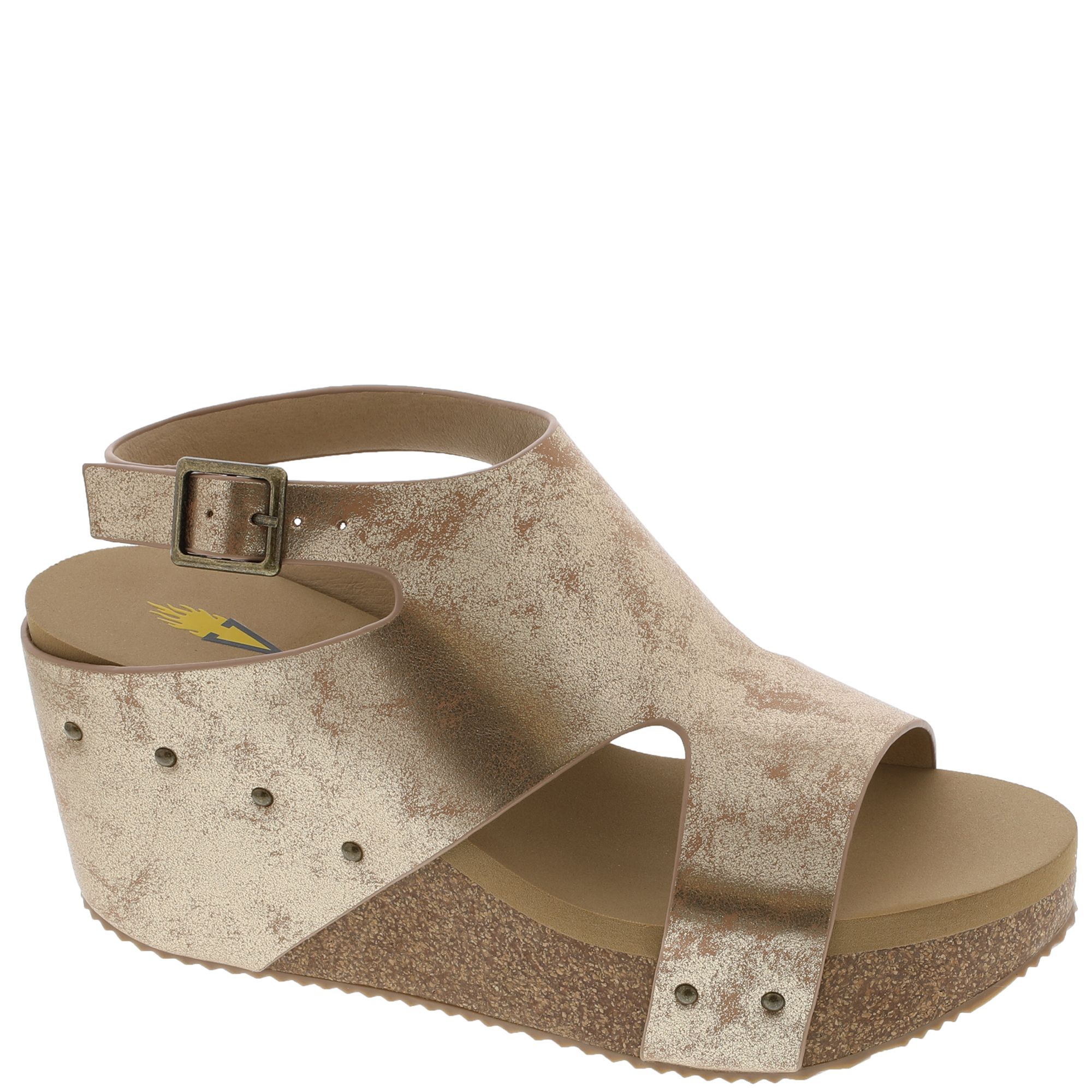 Летучие женские сандалии у бассейна