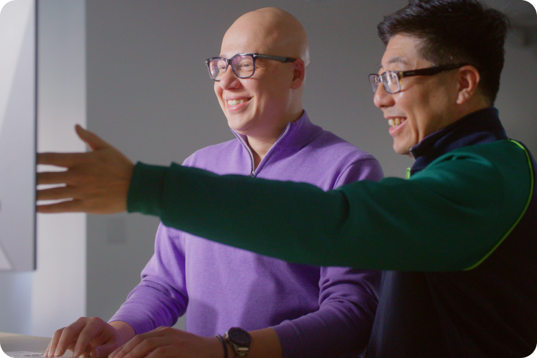 Two MongoDB employees talking at a computer