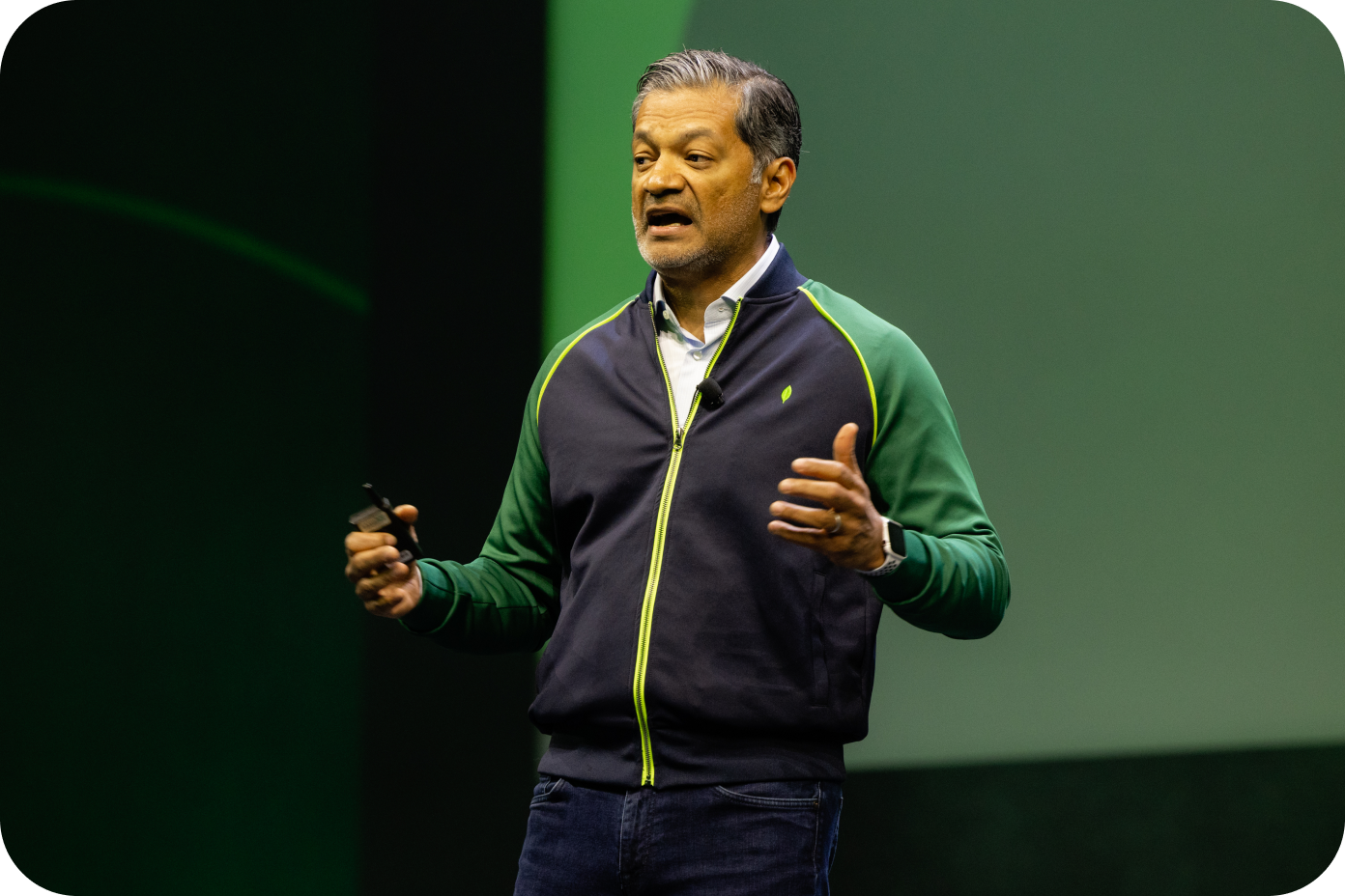 El presidente y CEO de MongoDB, Dev Ittycheria, dando un discurso