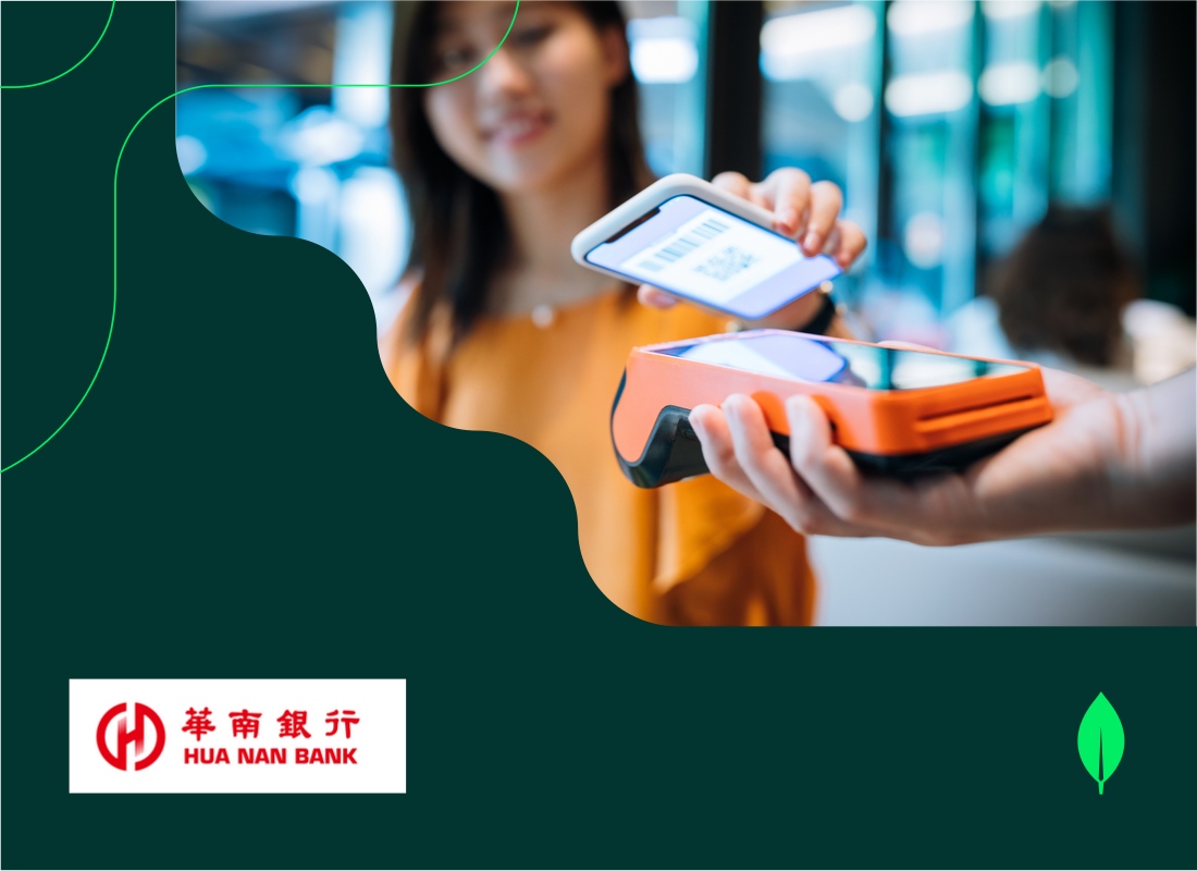 女性用手機支付購物款項