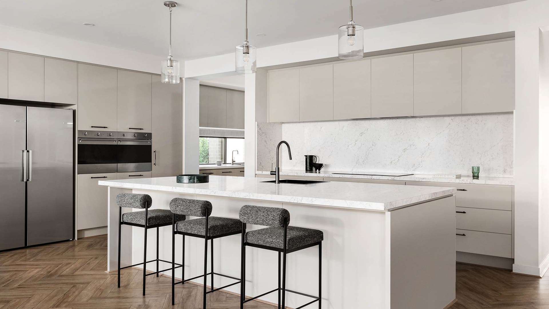 VIC_Clyde_North_Emperor_459-D49_Kitchen_01_2500x1667.jpg