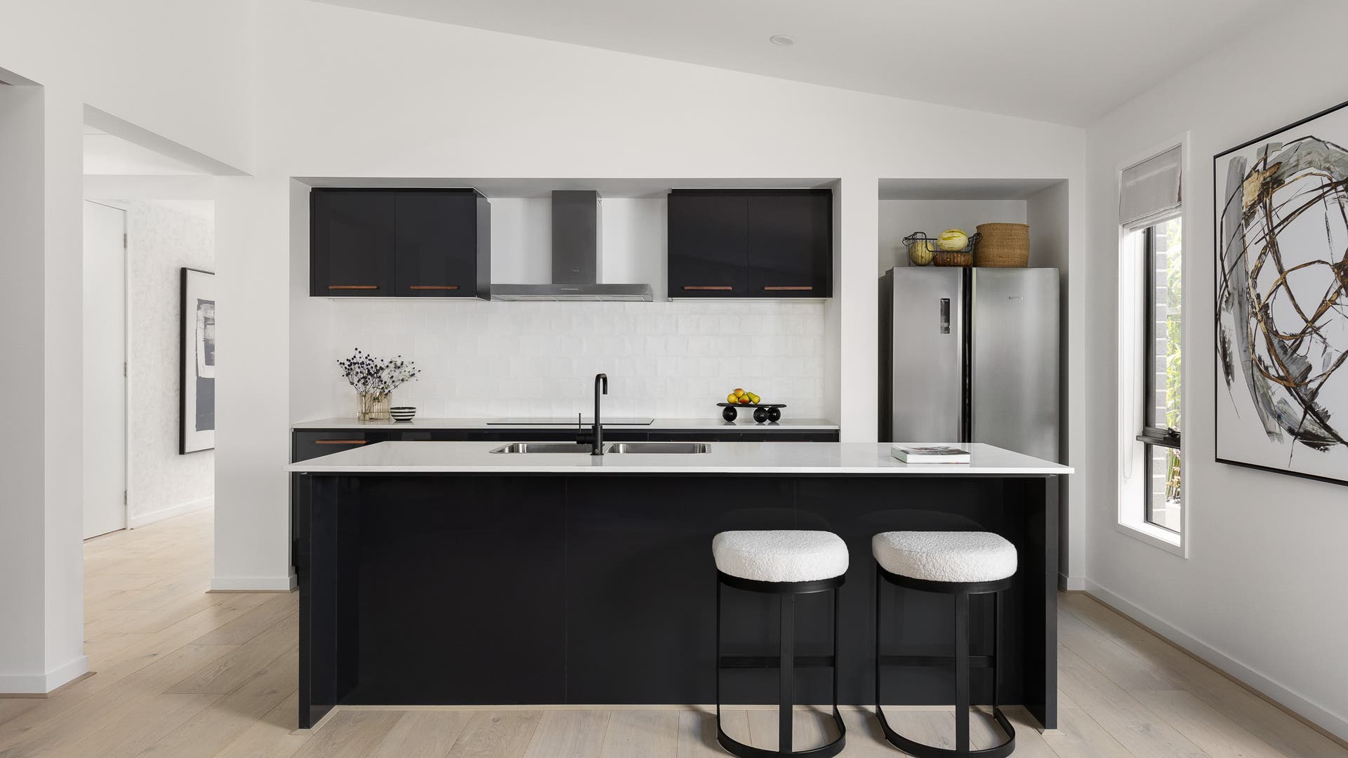 VIC-Clyde-North-Eliana-232-S25-Kitchen-2-2500x1667.jpg