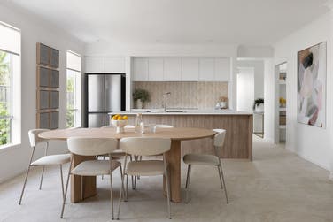 Photo of Vivian 220-S24